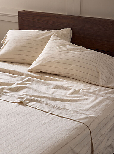 Le drap finette de luxe fines rayures <b>Importation exclusive d'Allemagne</b> Pour matelas jusqu'&agrave; 15 po