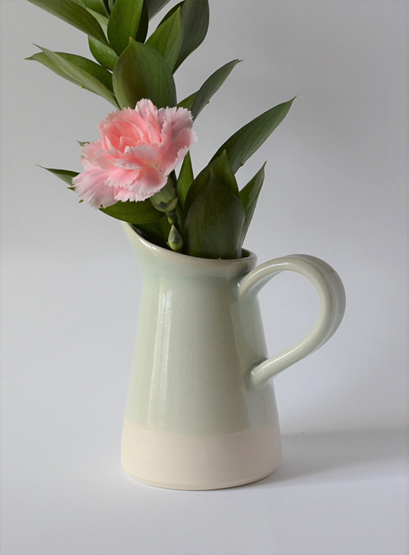 Akai Ceramic Studio: Le minivase pichet en porcelaine 11,5 cm de haut Vert pâle-lime