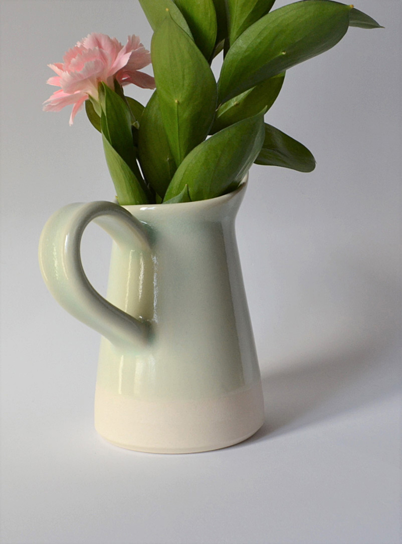 Akai Ceramic Studio: Le minivase pichet en porcelaine 11,5 cm de haut Vert pâle-lime