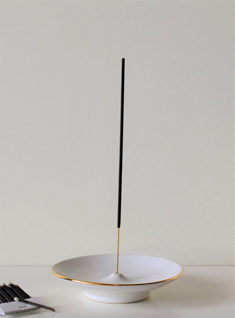 Akai Ceramic Studio: Le porte-encens en porcelaine blanche bordure dorée Blanc