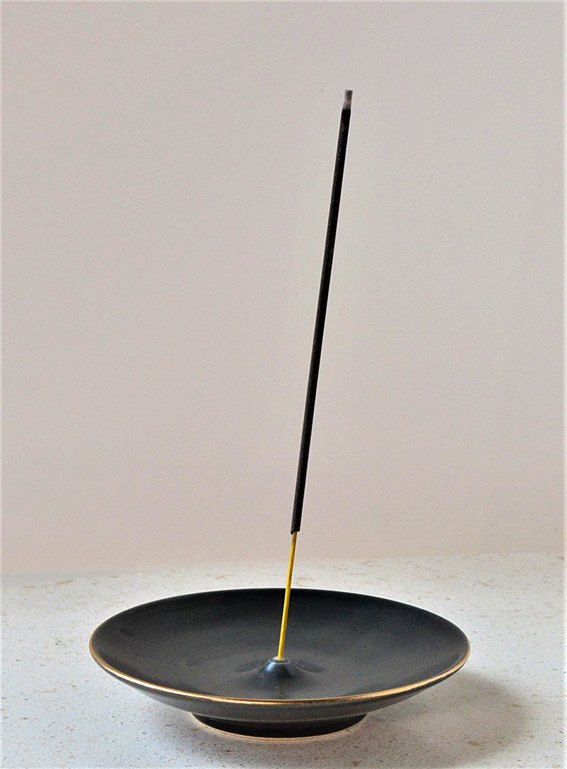 Akai Ceramic Studio: Le porte-encens en porcelaine noire bordure dorée Noir