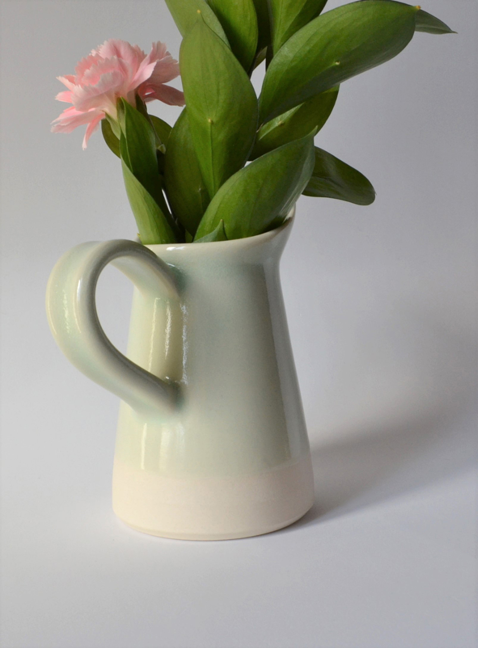 Akai Ceramic Studio - Le minivase pichet en porcelaine 11,5 cm de hauteur