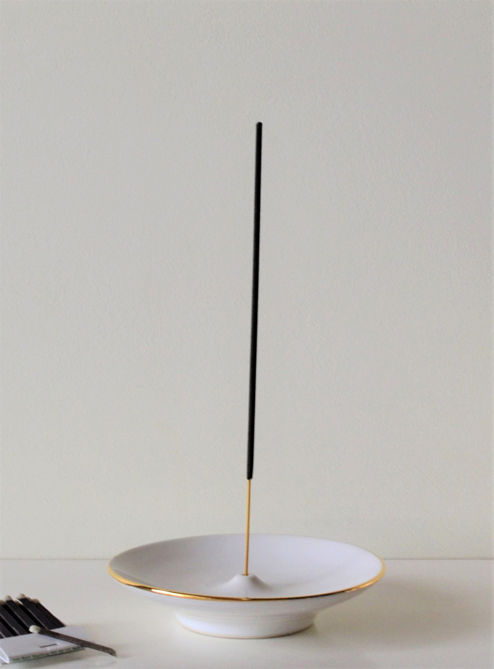 Akai Ceramic Studio - Le porte-encens en porcelaine blanche bordure dorée