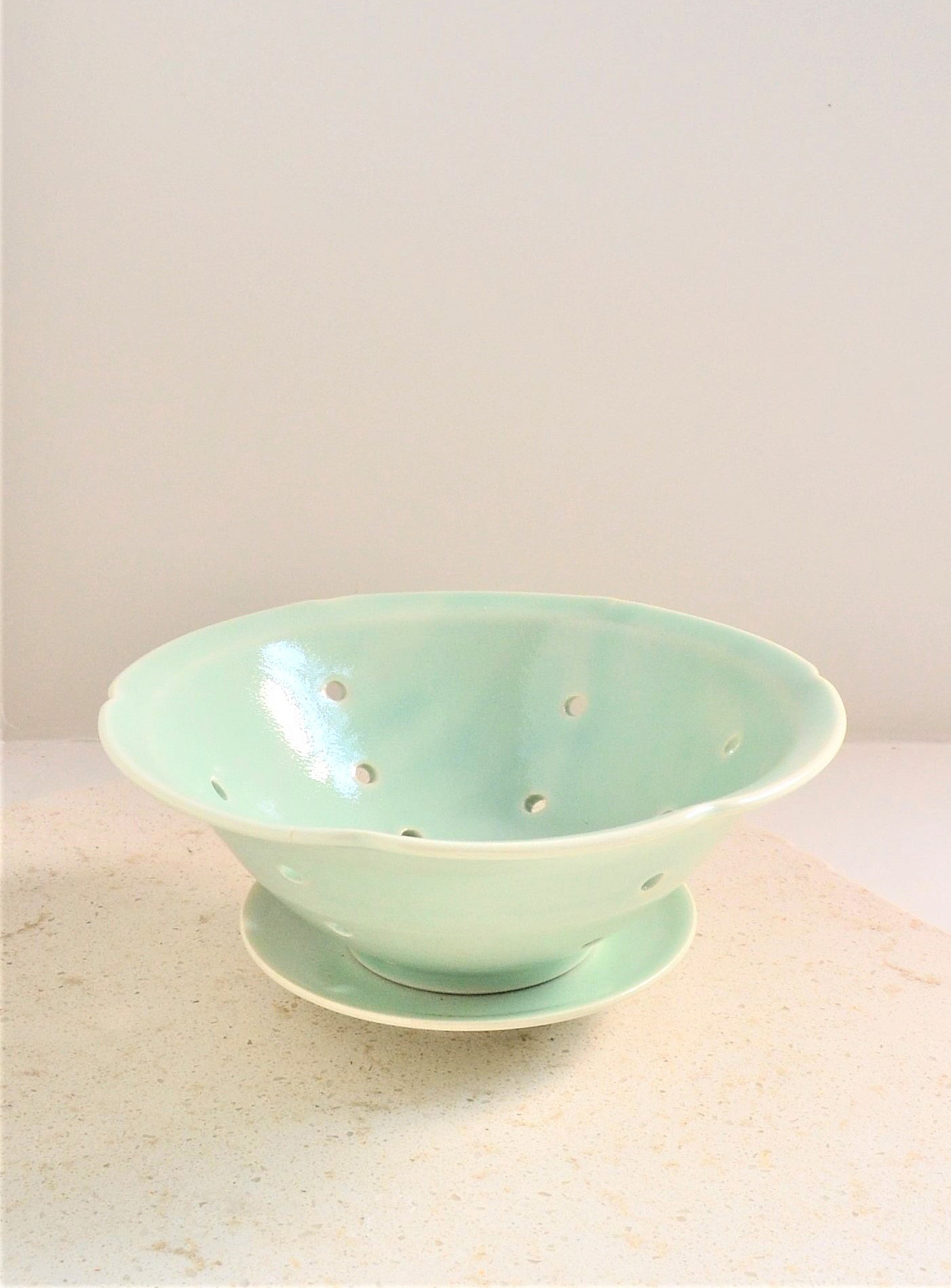 Akai Ceramic Studio - Le bol-passoire pour petits fruits en porcelaine menthe