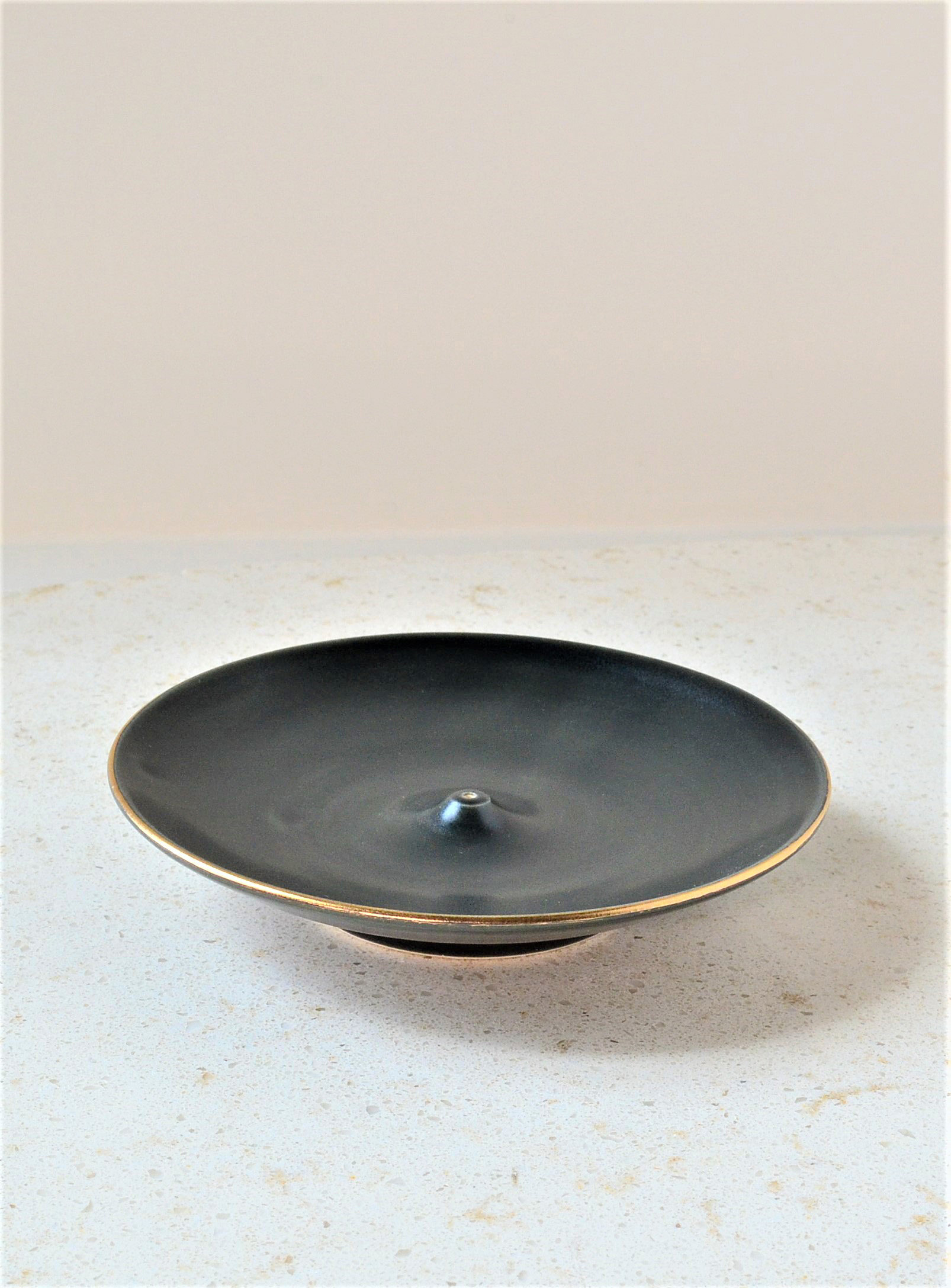 Akai Ceramic Studio - Le porte-encens en porcelaine noire bordure dorée