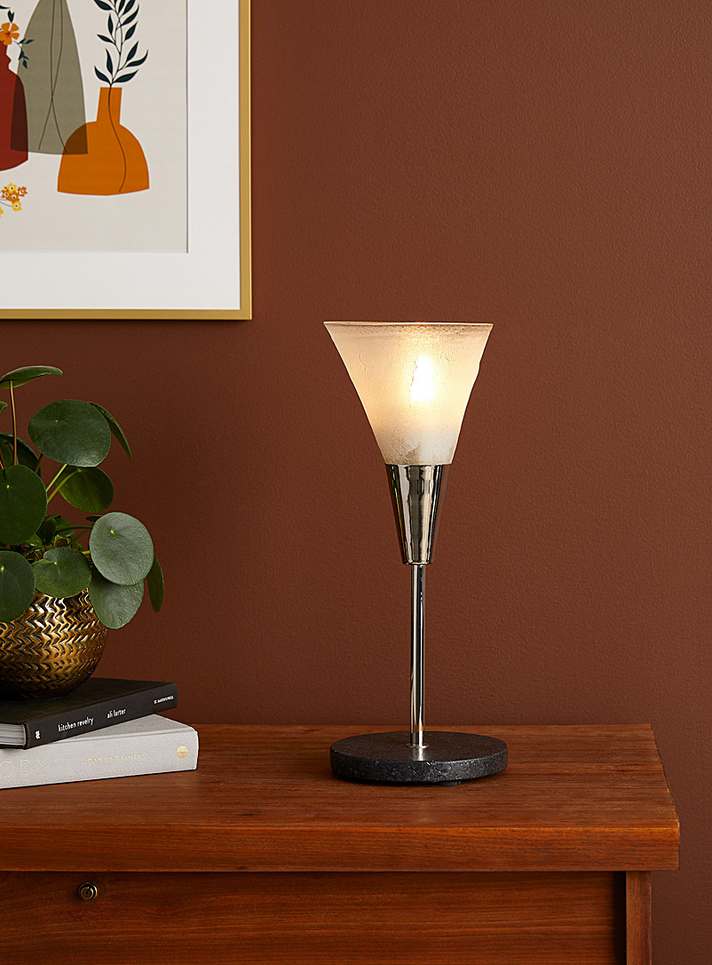 Boutiverre: La lampe de table cône latté en verre soufflé recyclé sur pied de granit Blanc