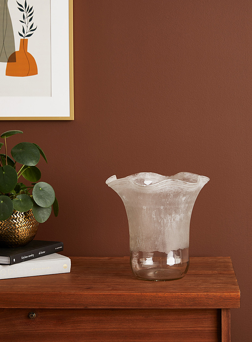 Boutiverre: Le vase tulipe latté en verre soufflé recyclé 25,5 cm de haut Assorti