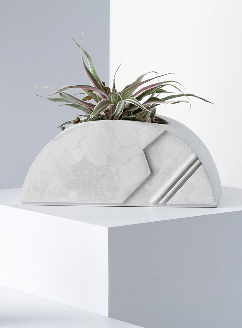 Collage Studio Grey Raw half-circle planter