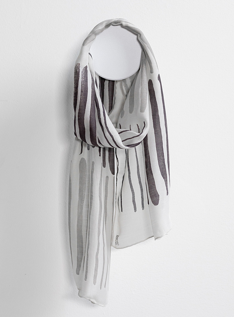 Tania Love: Le foulard Cozy rayé Gris à motifs