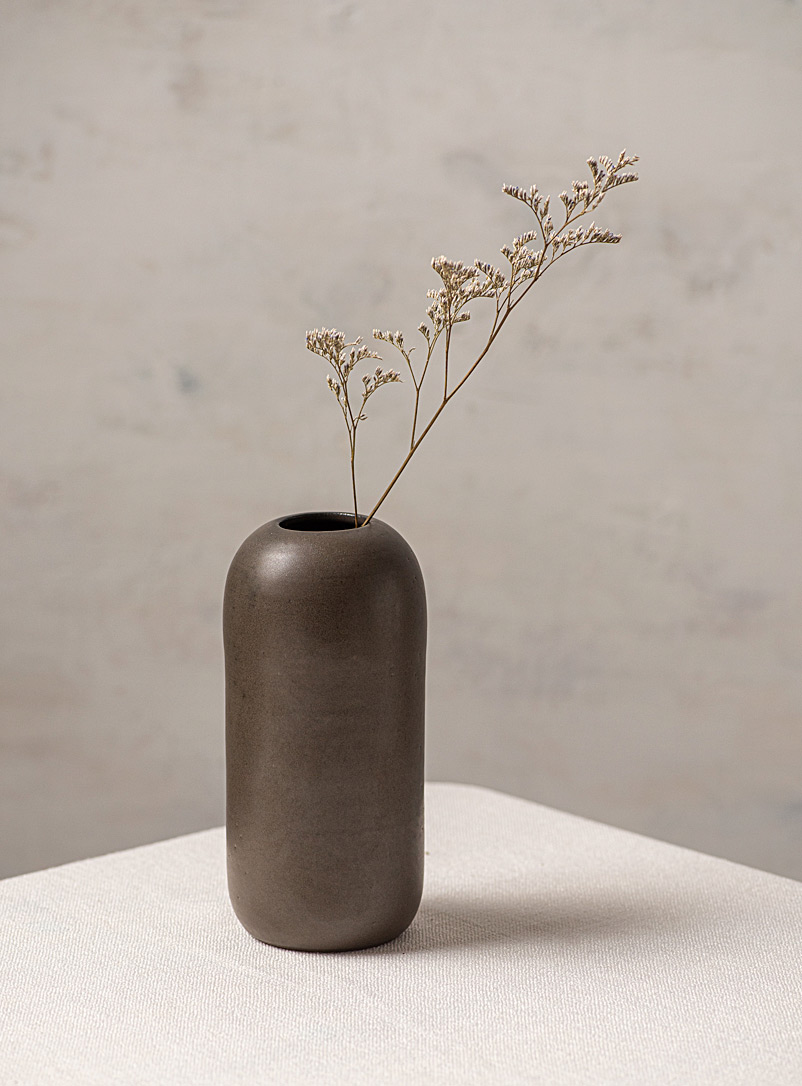 Roxane Charest céramique: Le vase ovale minimaliste 18,5 cm de hauteur Brun foncé