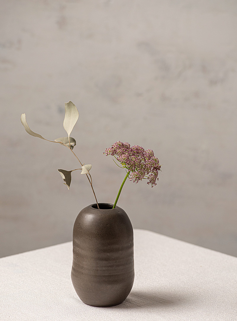 Roxane Charest céramique: Le petit vase minimaliste 13 cm de hauteur Brun foncé