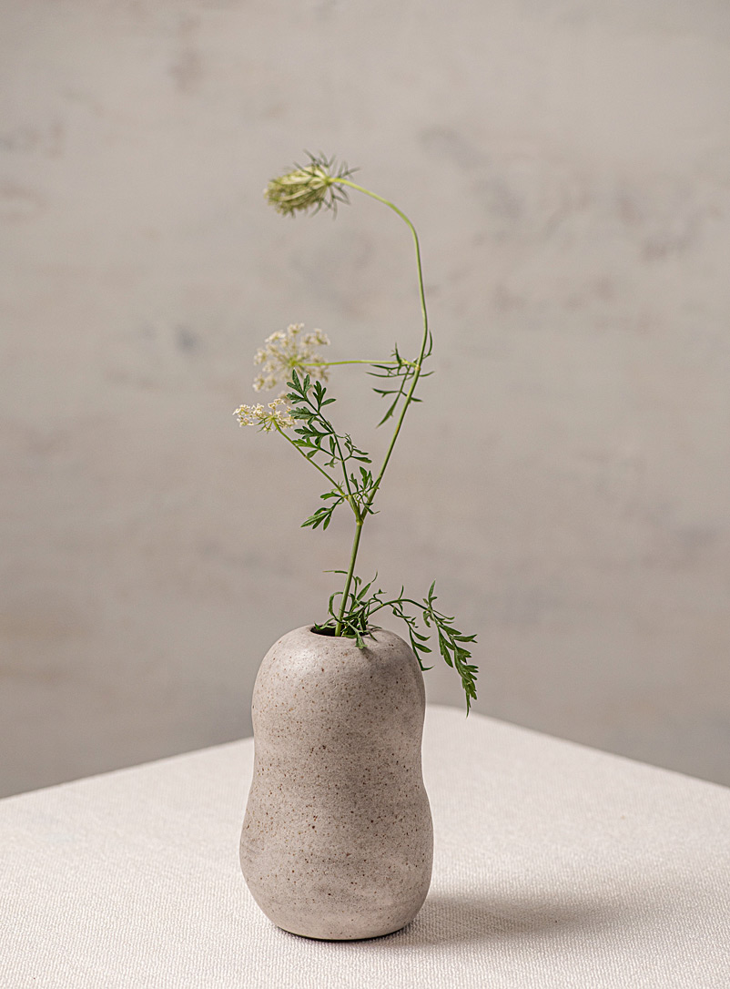 Roxane Charest céramique Grey Small minimalist vase 13 cm tall