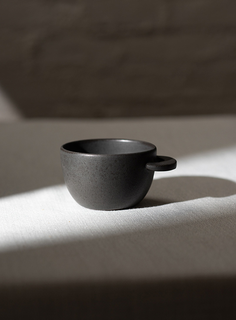 Roxane Charest céramique: La tasse à café grès mat Méandres Noir