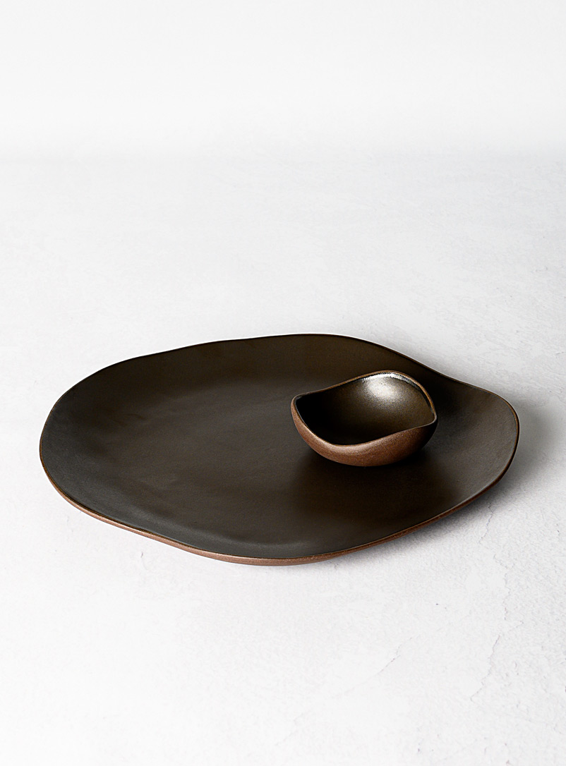 Roxane Charest céramique Dark Brown Meander large plate and pinch bowl set