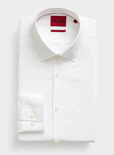 La chemise unie l&eacute;g&egrave;re <b>Coupe ajust&eacute;e</b>