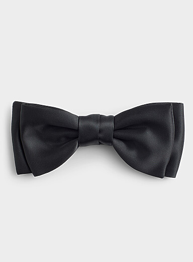 Satiny black bow tie