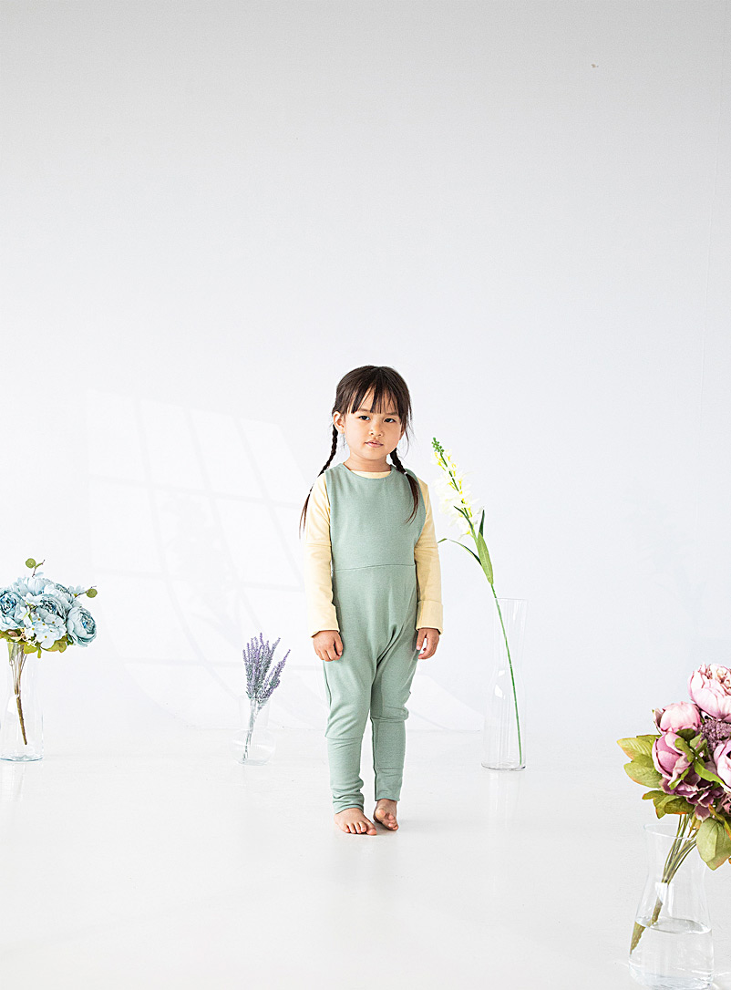 Trucs d'enfants Green Bamboo and cotton grow-with-me overalls