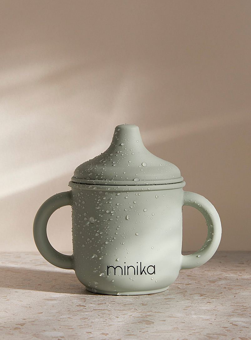 Minika: Le verre à bec en silicone Vert vif-irlandais-émerau