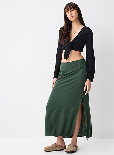 Twik: La jupe longue fendue cr&ecirc;pe textur&eacute; Vert fonc&eacute; - Mousse pour femme