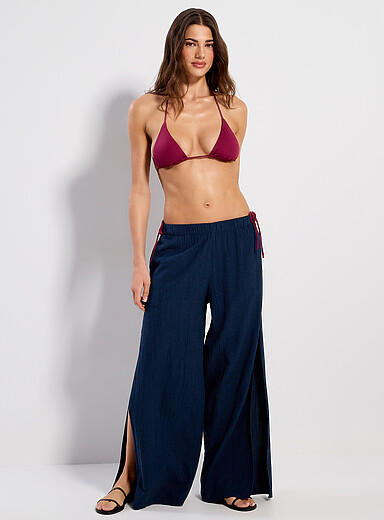 Le pantalon large &agrave; fentes