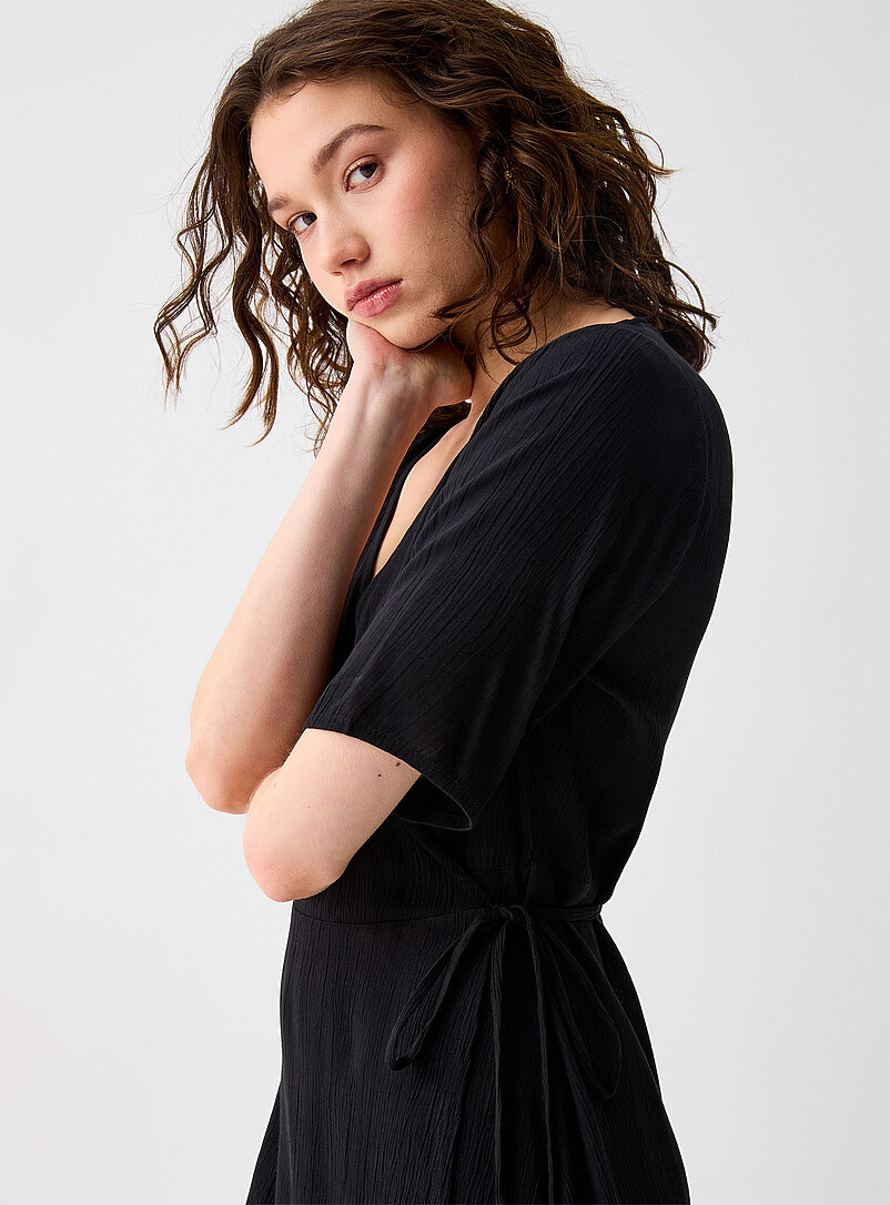 Twik: La minirobe portefeuille effet froiss&eacute; Vert &agrave; motifs pour femme