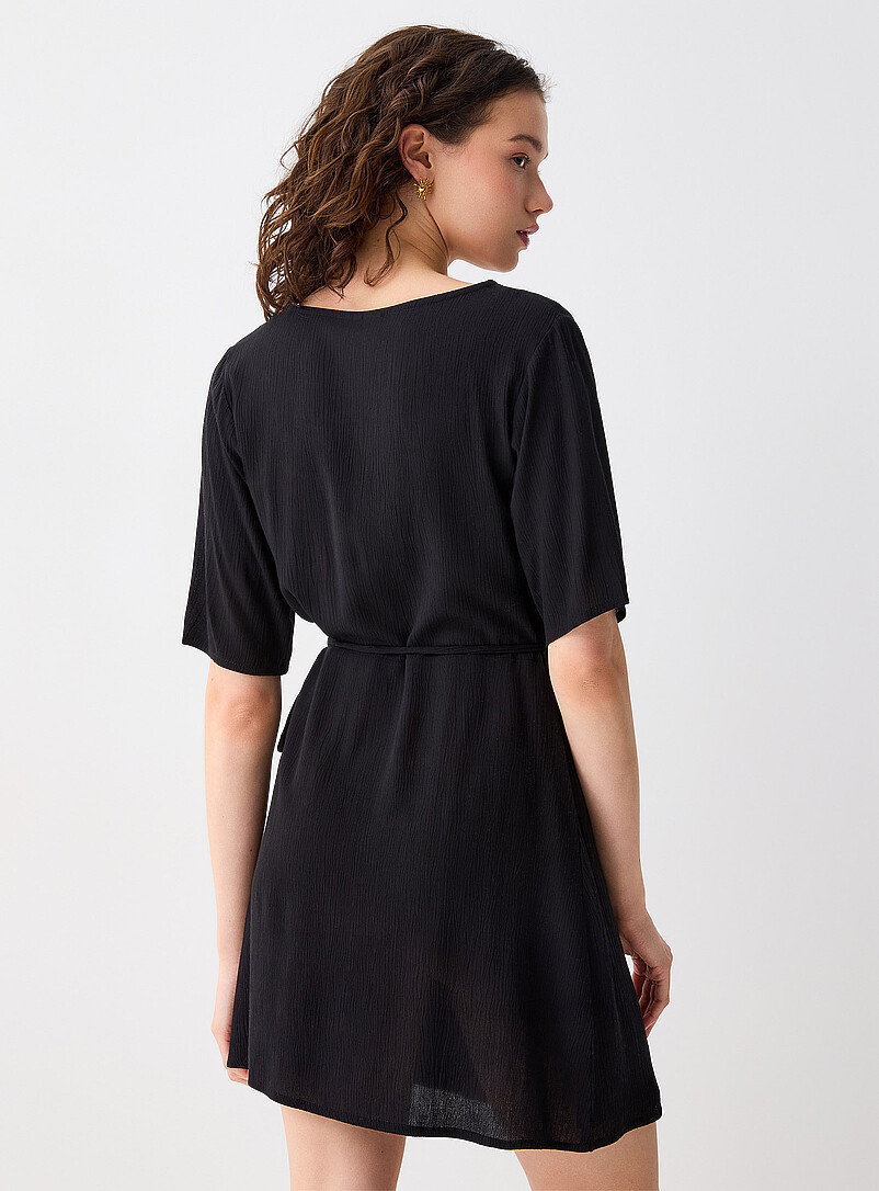 Twik: La minirobe portefeuille effet froiss&eacute; Vert &agrave; motifs pour femme