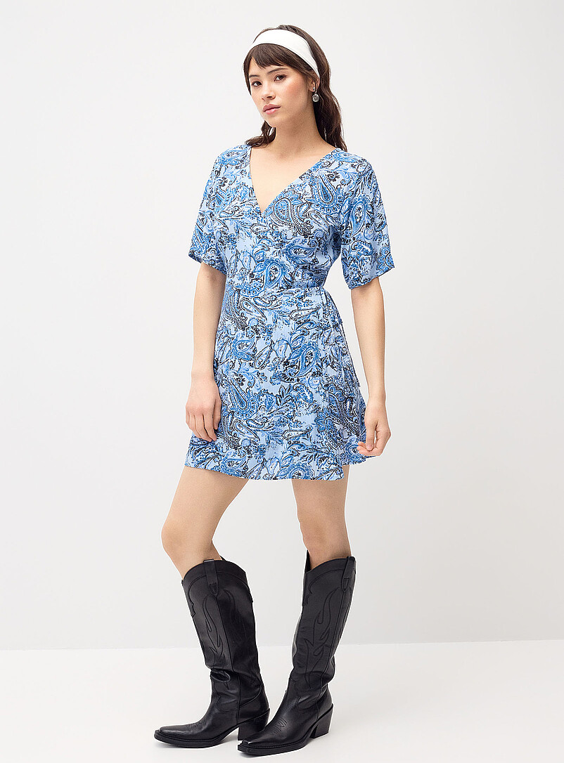 Twik: La minirobe portefeuille effet froiss&eacute; Vert &agrave; motifs pour femme
