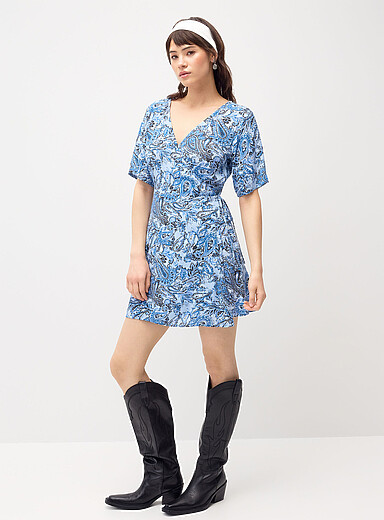 Twik: La minirobe portefeuille effet froiss&eacute; Vert &agrave; motifs pour femme