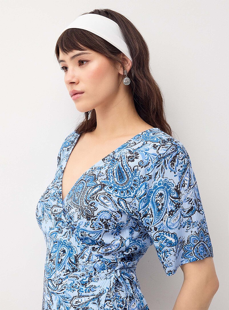 Twik: La minirobe portefeuille effet froiss&eacute; Vert &agrave; motifs pour femme