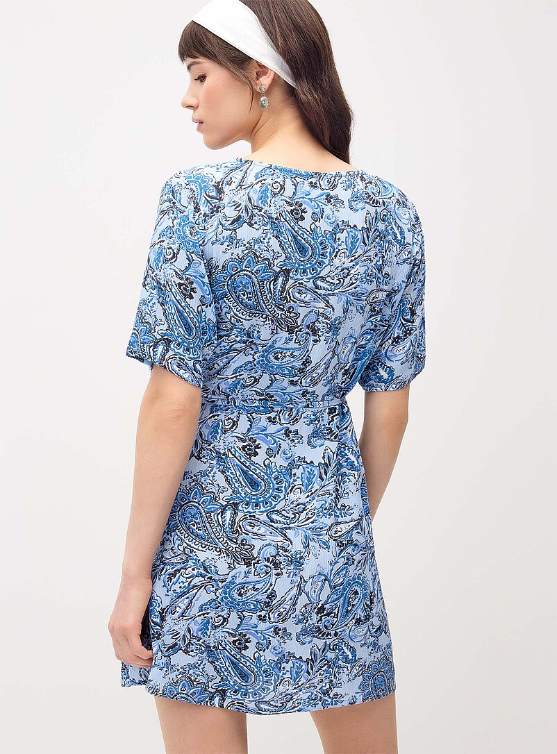 Twik: La minirobe portefeuille effet froiss&eacute; Vert &agrave; motifs pour femme