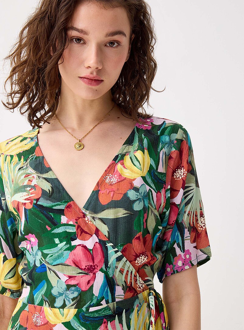 Twik: La minirobe portefeuille effet froiss&eacute; Vert &agrave; motifs pour femme