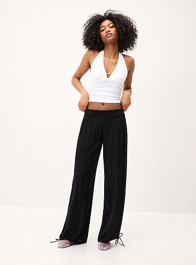 Le pantalon effet froiss&eacute; taille smock&eacute;e