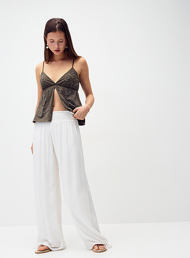 Le pantalon effet froiss&eacute; taille smock&eacute;e
