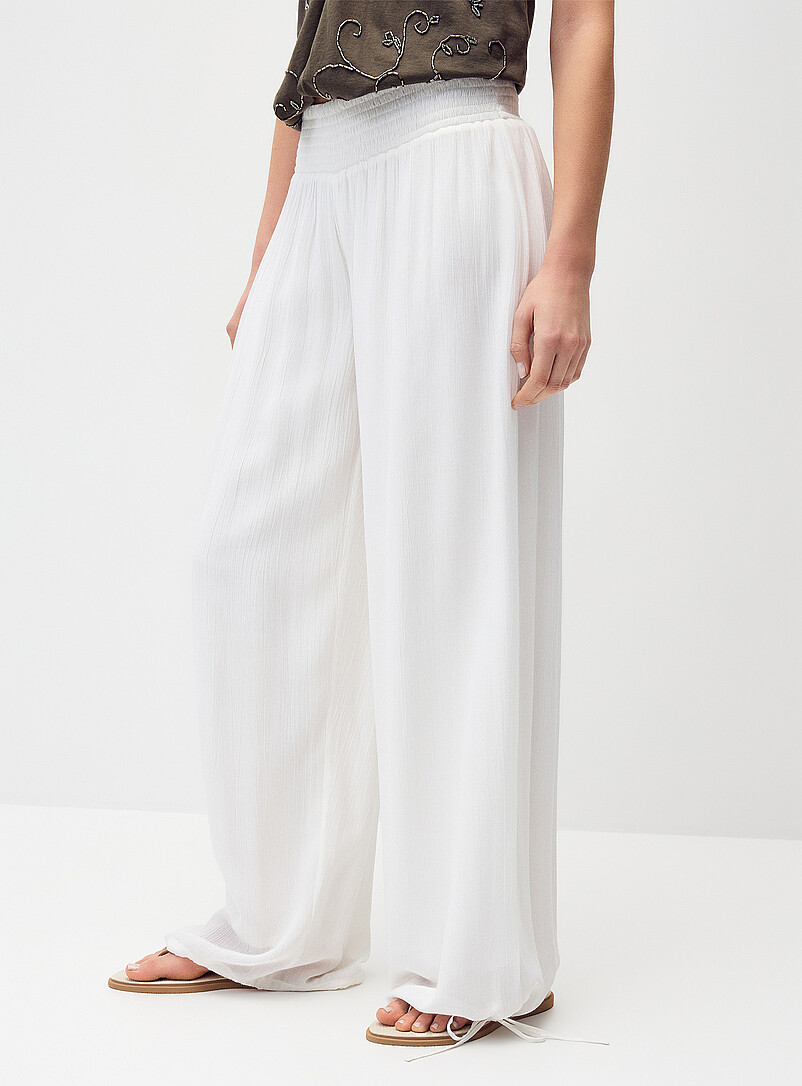 Twik: Le pantalon effet froiss&eacute; taille smock&eacute;e Blanc pour femme