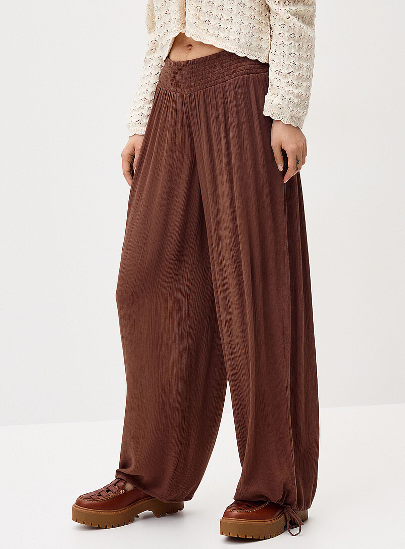 Twik: Le pantalon effet froiss&eacute; taille smock&eacute;e Blanc pour femme
