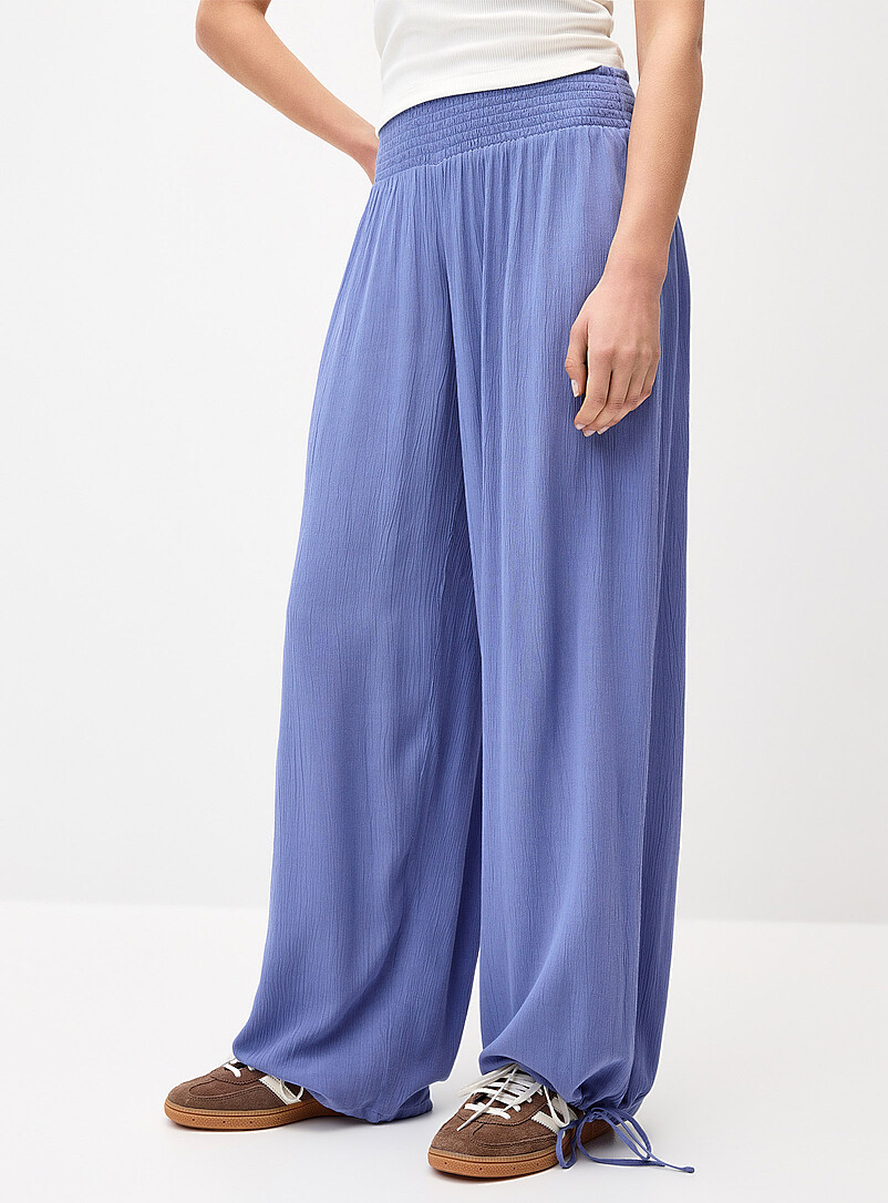 Twik: Le pantalon effet froiss&eacute; taille smock&eacute;e Blanc pour femme
