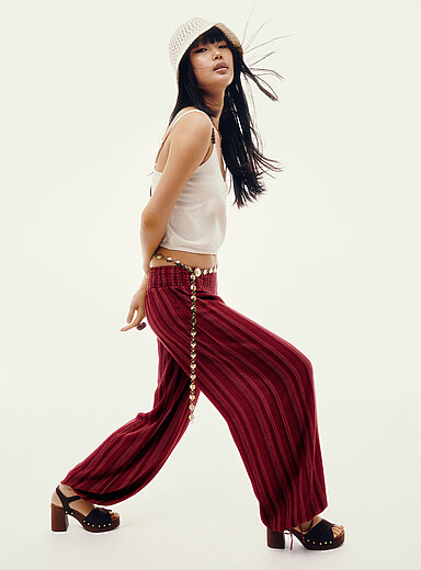 Le pantalon effet froiss&eacute; taille smock&eacute;e