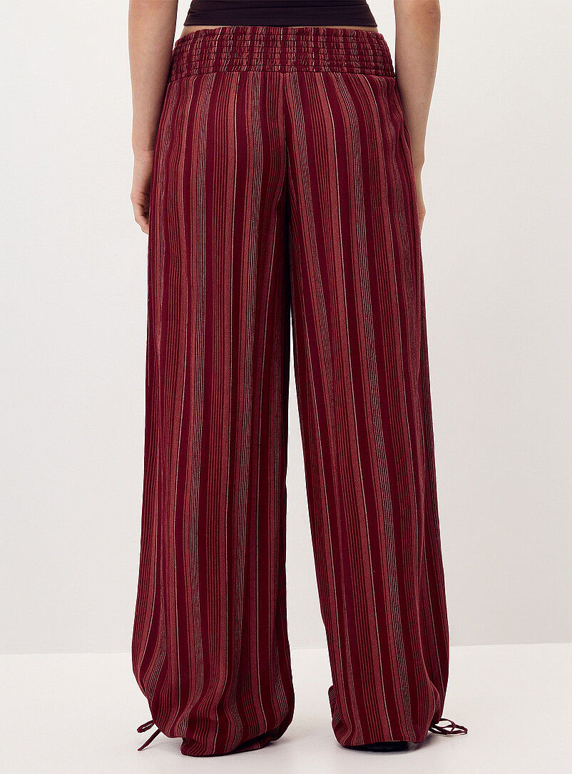 Twik: Le pantalon effet froiss&eacute; taille smock&eacute;e Blanc pour femme