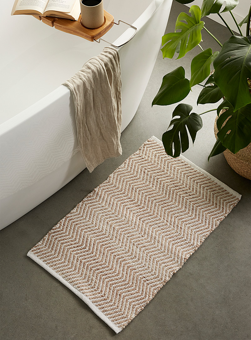 Simons Maison: Le tapis de bain artisanal chevrons tissés 51 x 76 cm Blanc à motifs