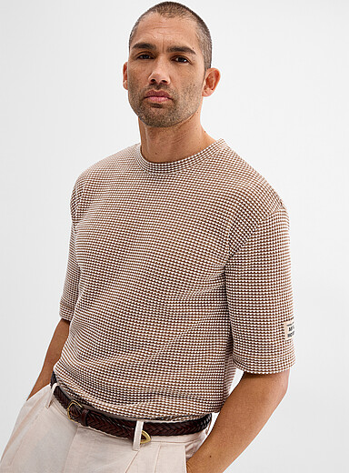 Le t-shirt jacquard gaufr&eacute; bicolore