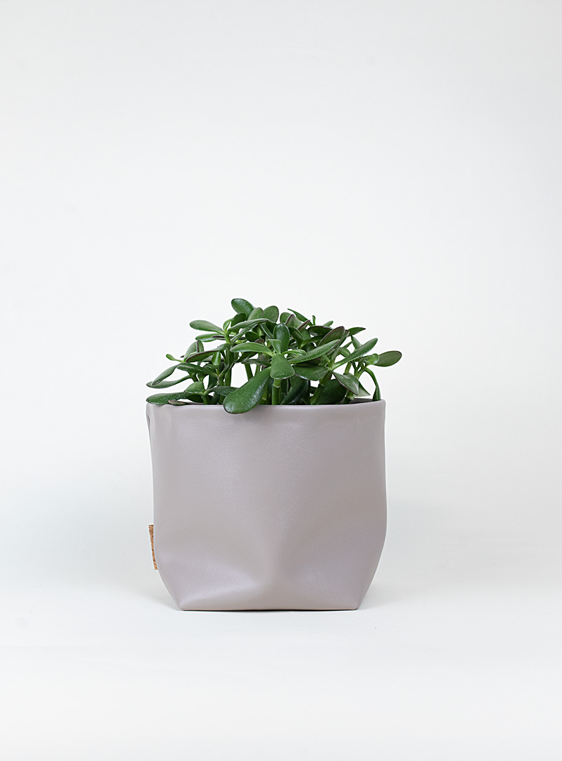 The Ba.sic Grey Faux-leather planter 8.5-in opening