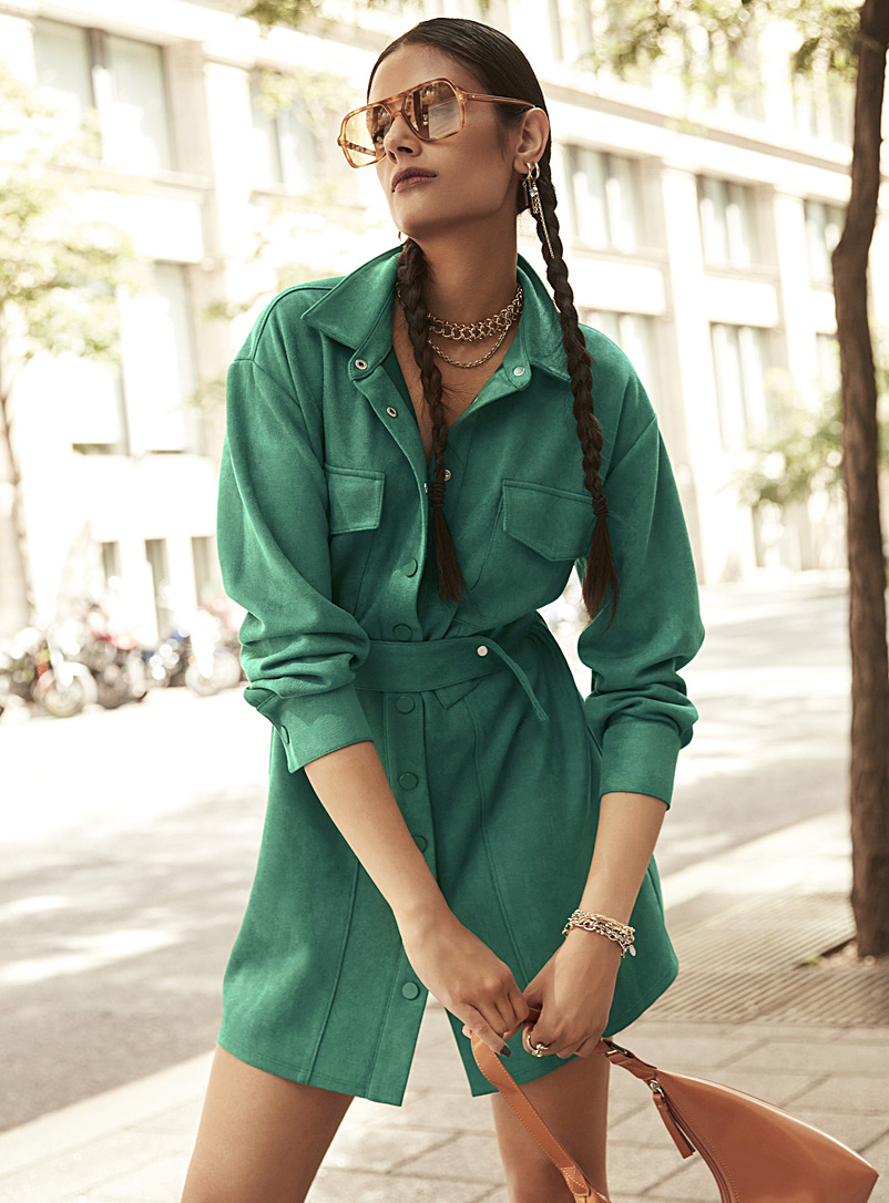 Icône: La robe chemise ceinturée effet suède Vert pour femme