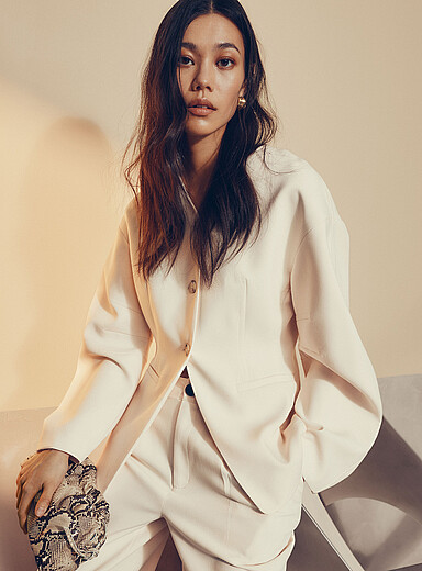 Curved-sleeve V-neck fitted blazer