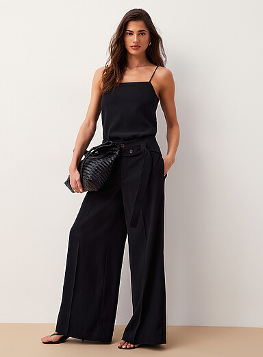 Le pantalon large et fluide ceintur&eacute;