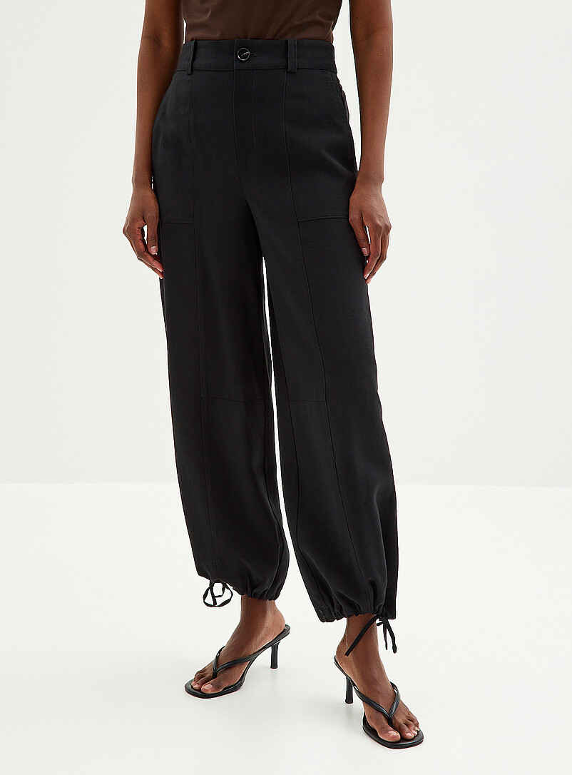 Contemporaine: Le pantalon fluide ourlet cordon <b>Coupe : jambe large, taille haute</b> Blanc cass&eacute; pour femme