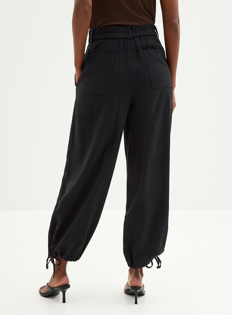 Contemporaine: Le pantalon fluide ourlet cordon <b>Coupe : jambe large, taille haute</b> Blanc cass&eacute; pour femme