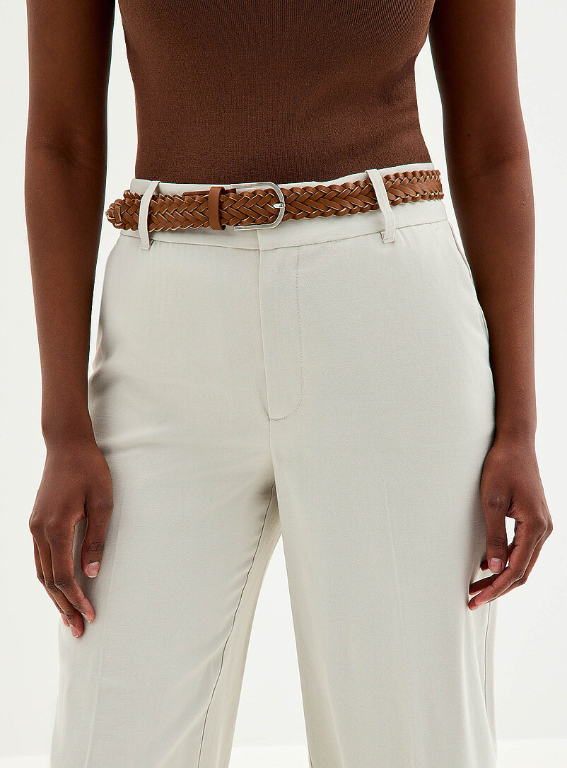 Contemporaine: Le pantalon Universel fluide avec ceinture <b>Coupe : jambe semi-ajust&eacute;e, taille mi-haute</b> Brun pour femme