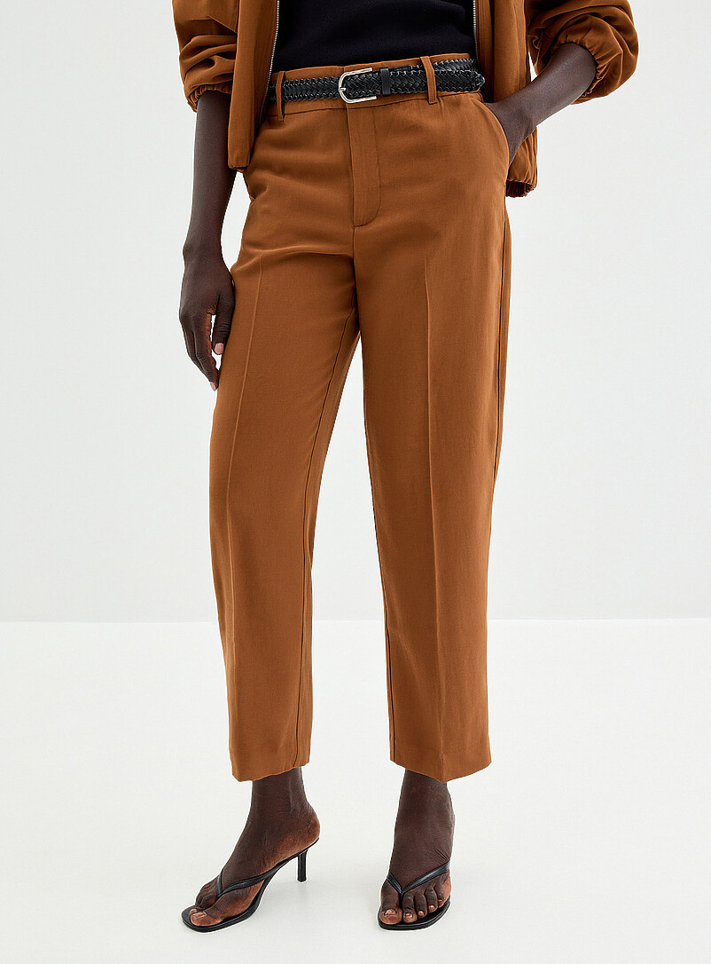 Contemporaine: Le pantalon Universel fluide avec ceinture <b>Coupe : jambe semi-ajust&eacute;e, taille mi-haute</b> Brun pour femme