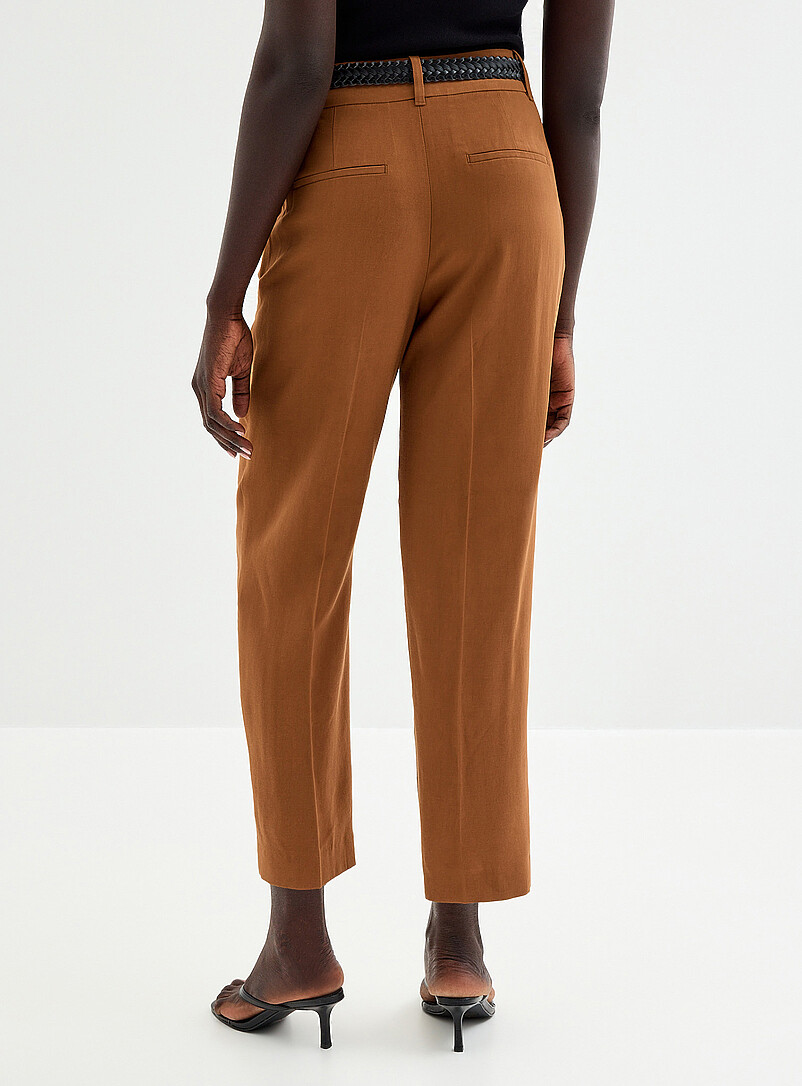 Contemporaine: Le pantalon Universel fluide avec ceinture <b>Coupe : jambe semi-ajust&eacute;e, taille mi-haute</b> Brun pour femme
