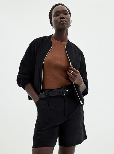 Contemporaine: Le short fluide pliss&eacute; avec ceinture <b>Coupe : jambe large, taille haute</b> Noir pour femme